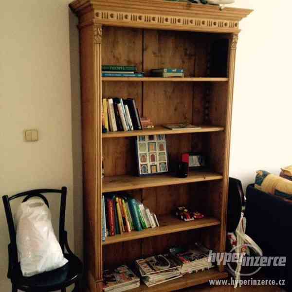 KNIHOVNA DŘEVO MASIV - foto 2