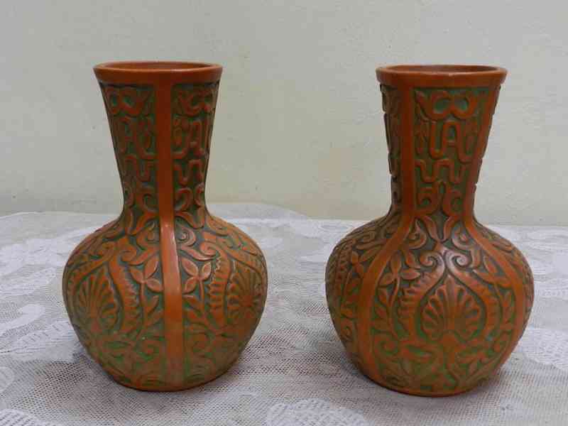 Zajímavé párové keramické Vázy reliéf Johann Maresch Mareš