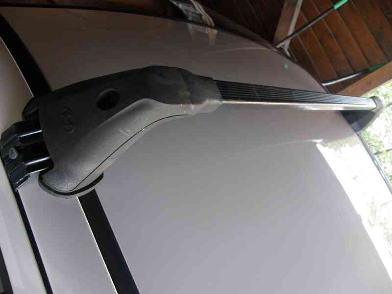 Originál střešní nosič - 2 příčníky na Hyundai i20 - foto 2