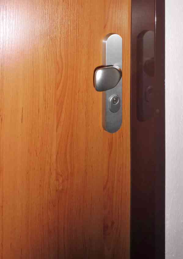 Bezpečnostní bytové dveře pravé - pouze osobní odběr