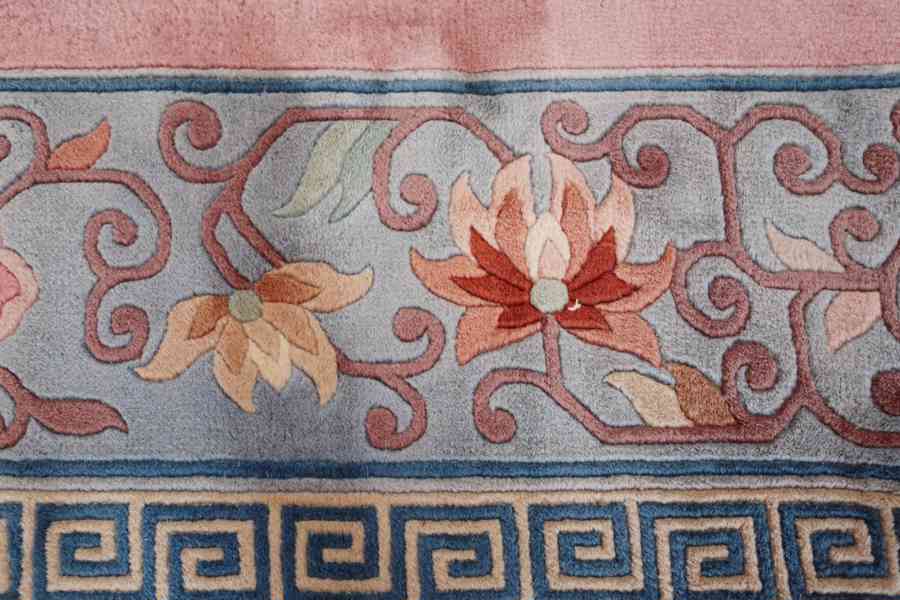 Čínský růžový koberec vlněný 352 X 244 cm - foto 9