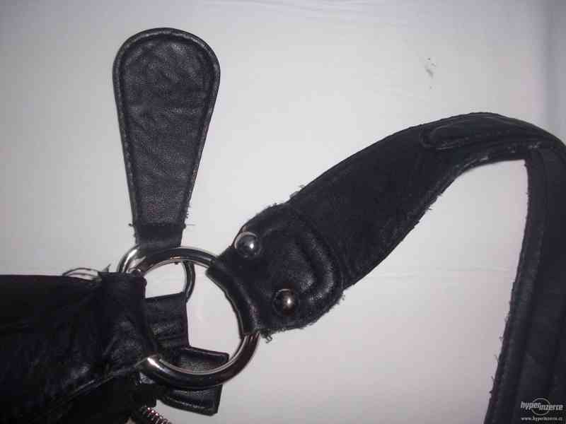 Černá kabelka Guess - foto 6