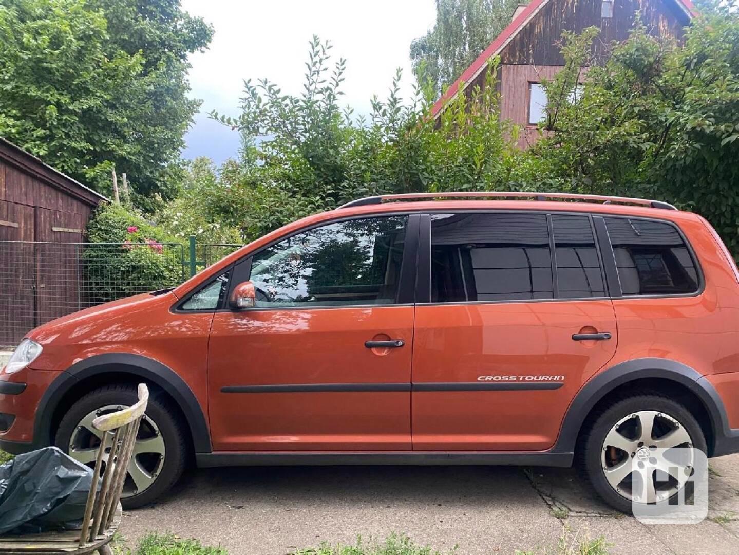 Prodám Volkswagen TOURAN CROSS LEHCE ZVÝŠENÁ TERÉNNÍ VERZE  - foto 1