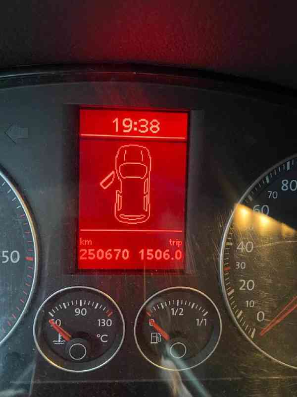 Prodám Volkswagen TOURAN CROSS LEHCE ZVÝŠENÁ TERÉNNÍ VERZE  - foto 3