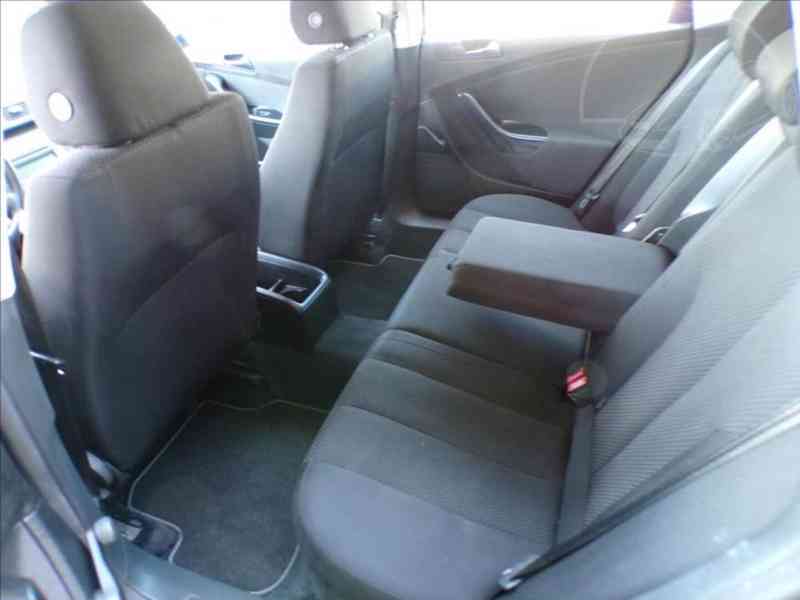 Volkswagen Passat 1,6 FSI - foto 8