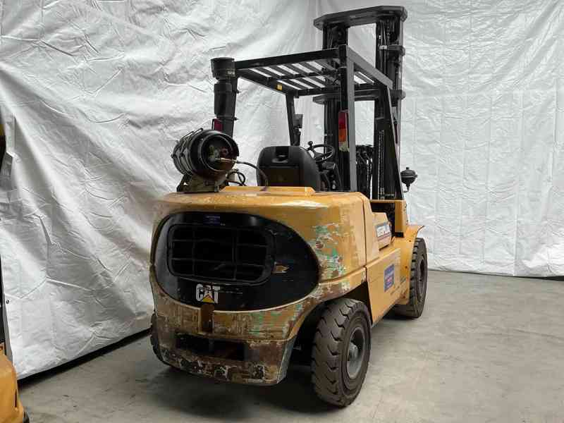 Vysokozdvižný vozík Caterpillar GP45K z roku 2006 - foto 2