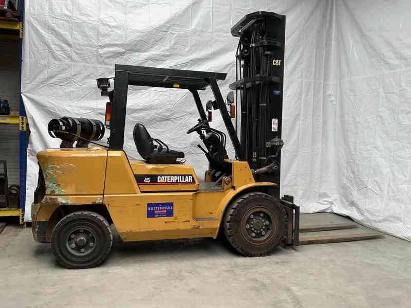 Vysokozdvižný vozík Caterpillar GP45K z roku 2006 - foto 3