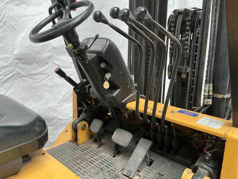 Vysokozdvižný vozík Caterpillar GP45K z roku 2006 - foto 9