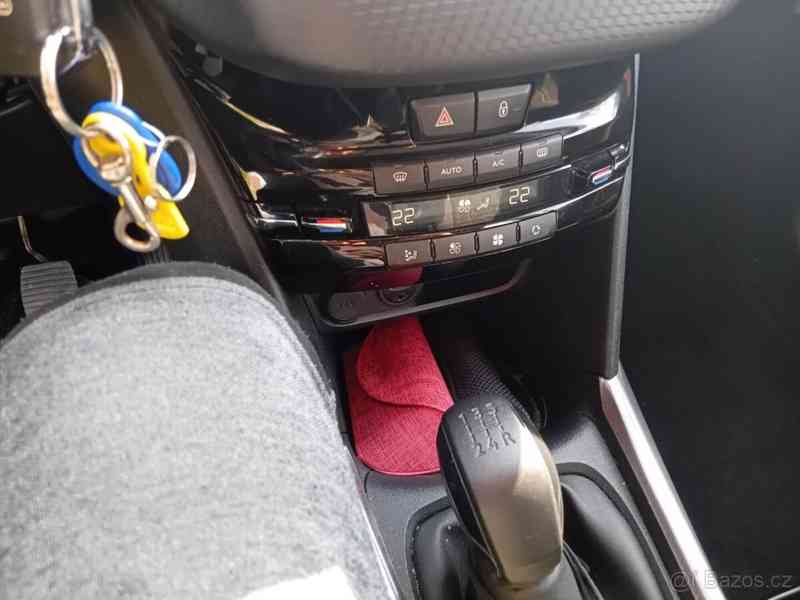 Peugeot 2008 1,2 benzín - foto 7
