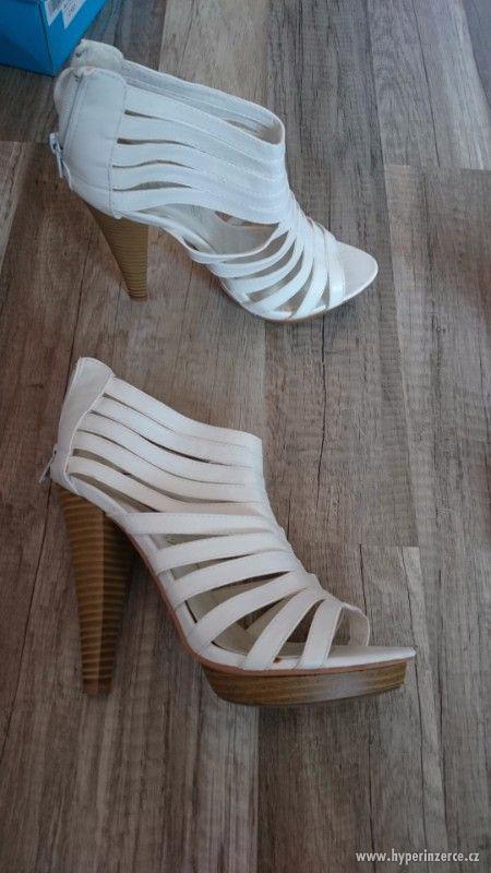 Bílé letní sandálky - foto 1