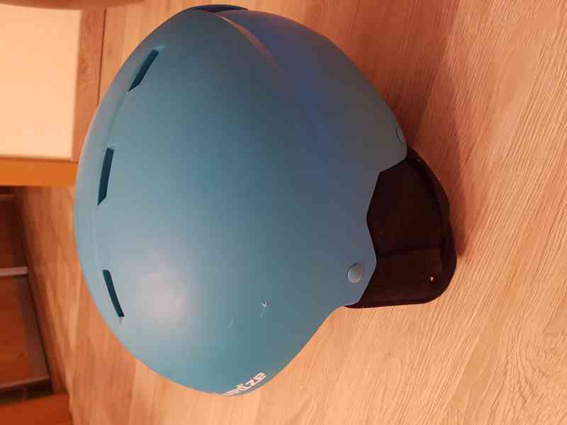 Dětské modré helmy z Decathlonu  - foto 2