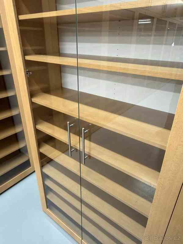 Prodám krásnou vitrínu dekor dub - foto 2