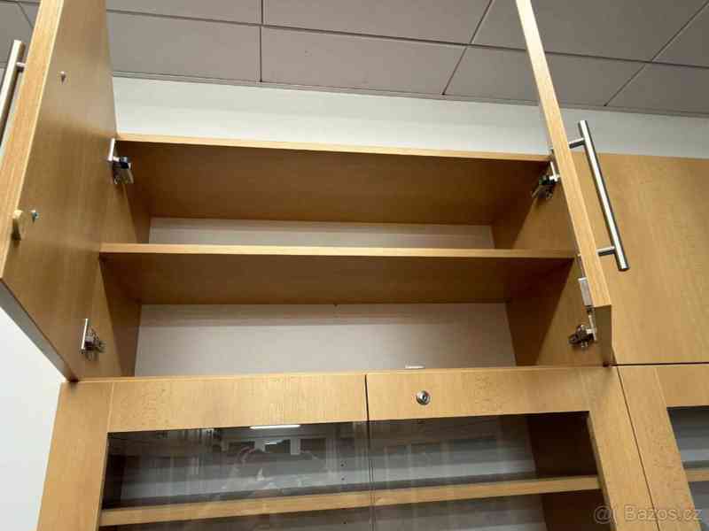 Prodám krásnou vitrínu dekor dub - foto 3