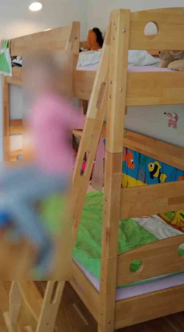 Patrová postel z bukového masivu s bočnicemi - foto 9