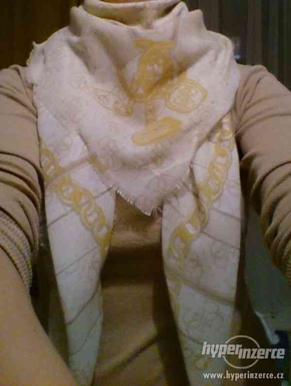 Guess šátek originál kremovy + hnědo-zlatý - foto 3