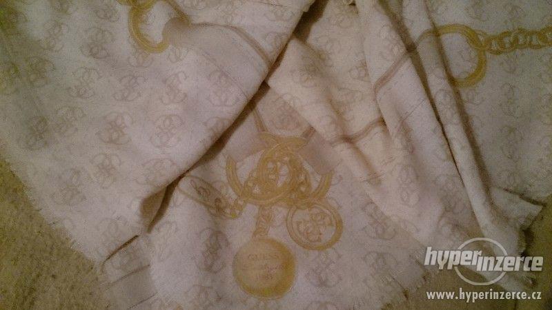 Guess šátek originál kremovy + hnědo-zlatý - foto 5