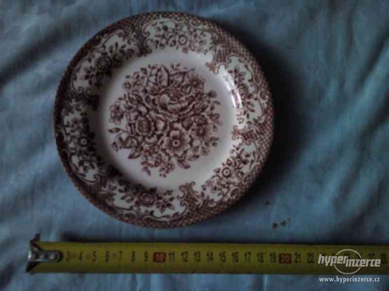 Malý talíř s ornamenty a květinami - DITMAR URBACH - foto 1