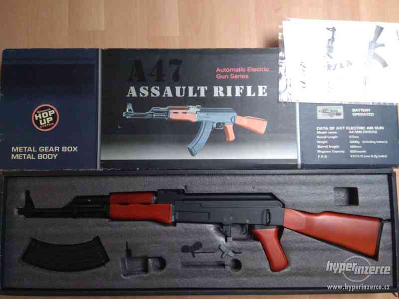 Airsoftová zbraň AK-47, celokovová, dřevěná - foto 1