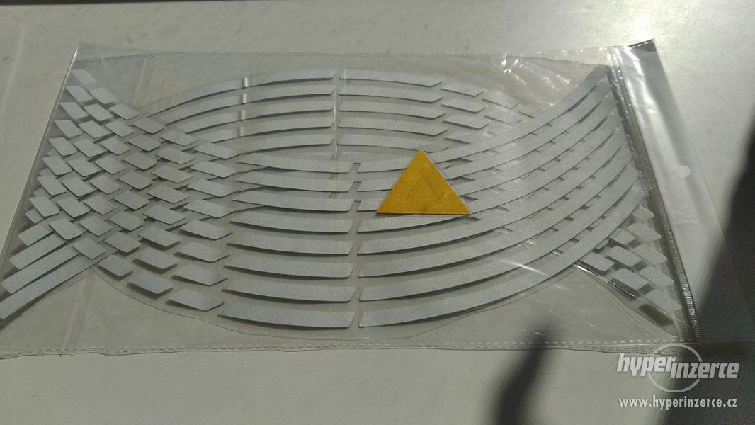 Reflexní samolepící pásky na kola - stříbrná - foto 2