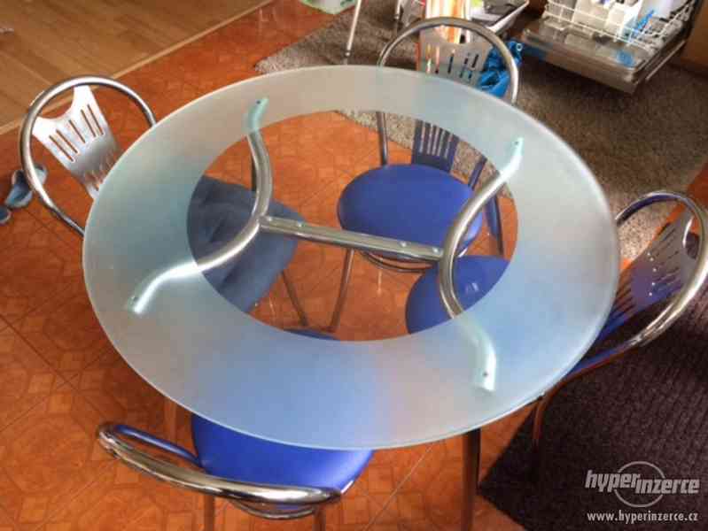 Skleněný kuchyňský stůl včetně židlí - foto 1