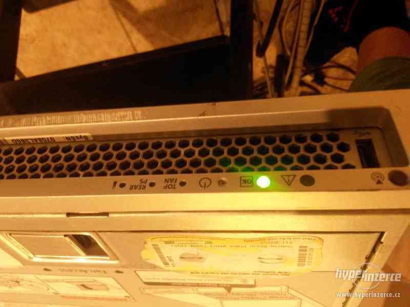 prodám 1U server Sun X4100 2x Opteron 8G ECC RAM 2xSAS - foto 1