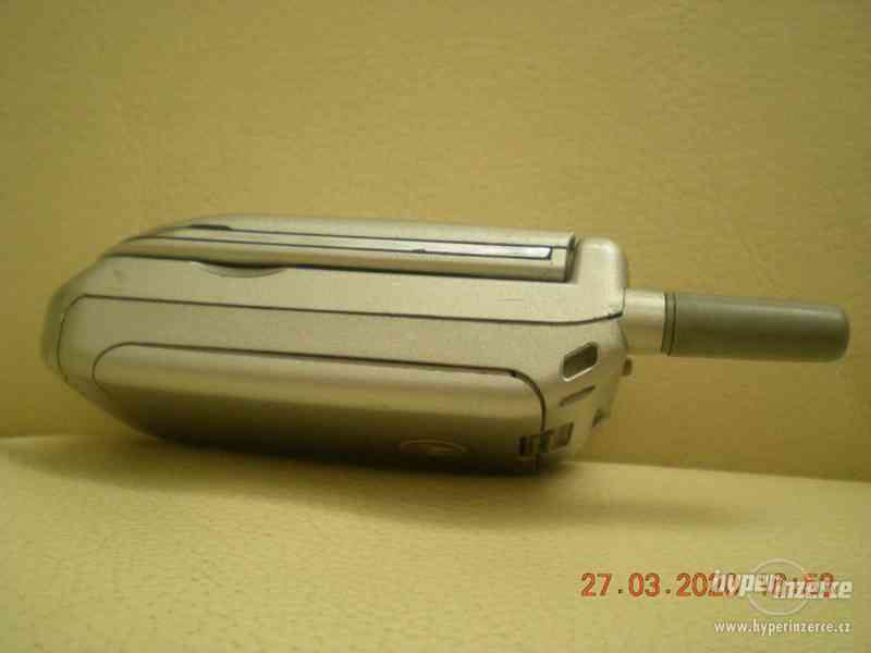 Motorola V50 - véčkové mobilní telefony z r.2000 od 450,-Kč - foto 6