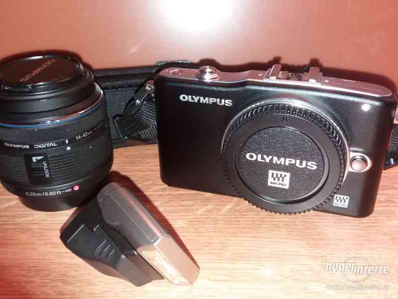 Olympus PEN E-PM1 + 14-42mm + externí blesk - foto 7