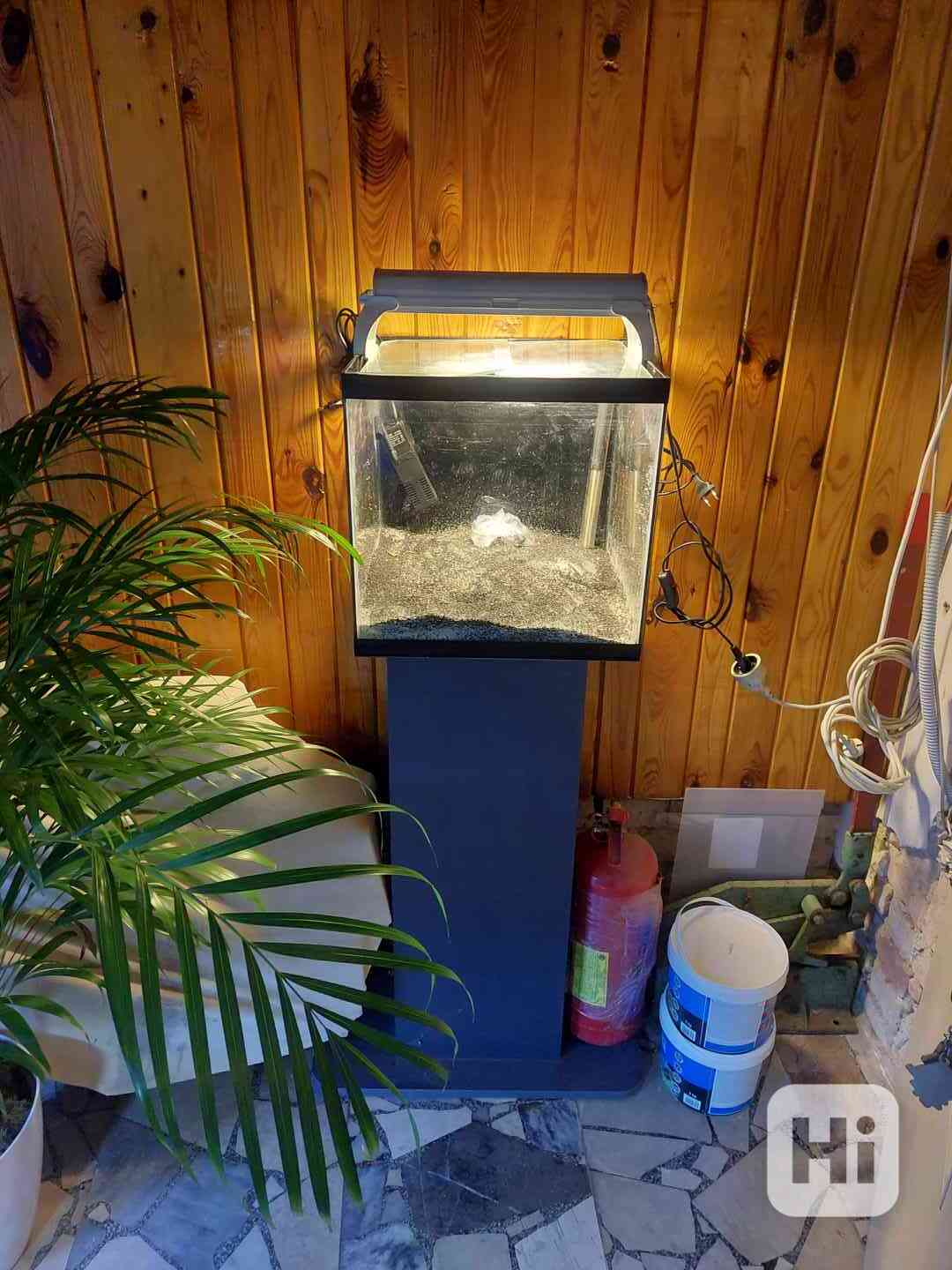 Akvárium 48L (Světlo,kryt,filtr,topení,stolek,..) - foto 1