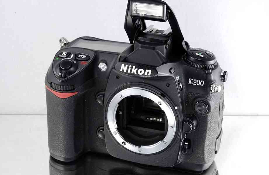 Nikon D200 *10.2 Mpix *Poloprof. DSLR*18 000 Exp. - foto 3