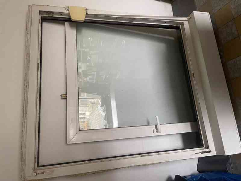 Prodam okno 118x147 cm, trojsklo s venkovni roletou - foto 1
