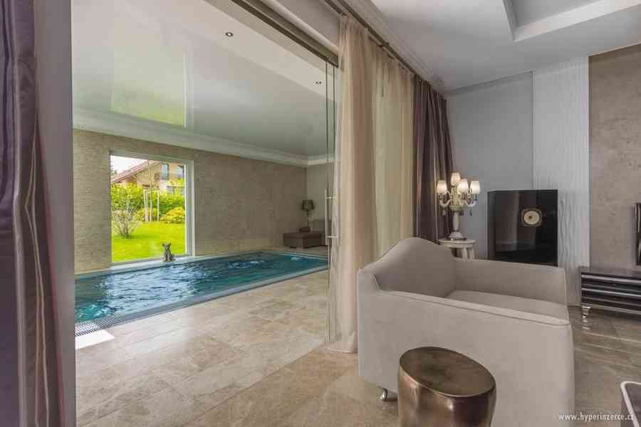 Špičkově vybavená klimatizovaná luxusní vila s designovým interiérem s mozaikovým bazénem  a vnitřní