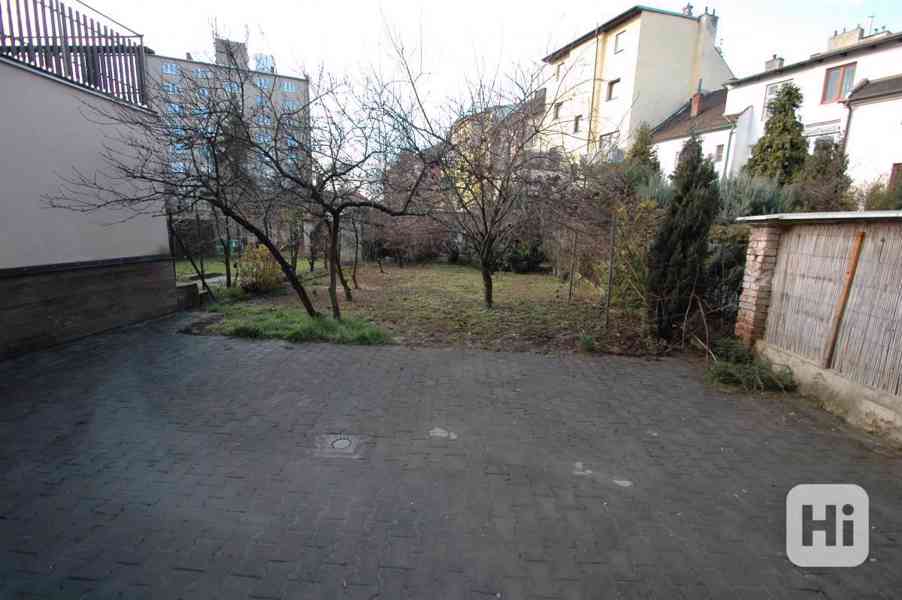 Brno Černovice, rodinný dům se třemi byty a se zahradou - foto 20