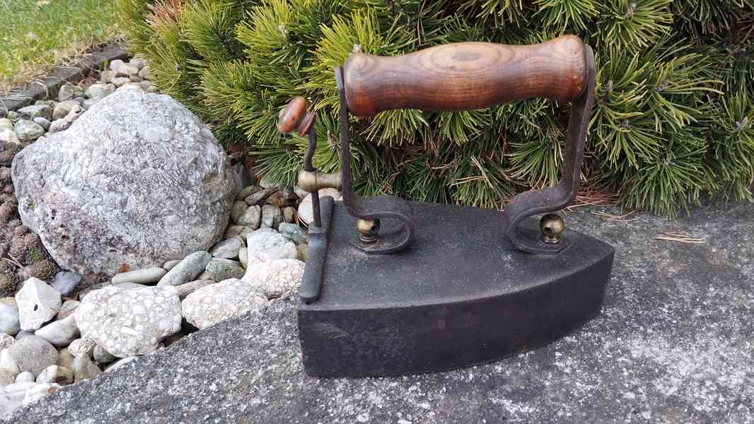 Stará větší žehlička patent W.LUNDH No 5 nahřivacím tělískem - foto 3