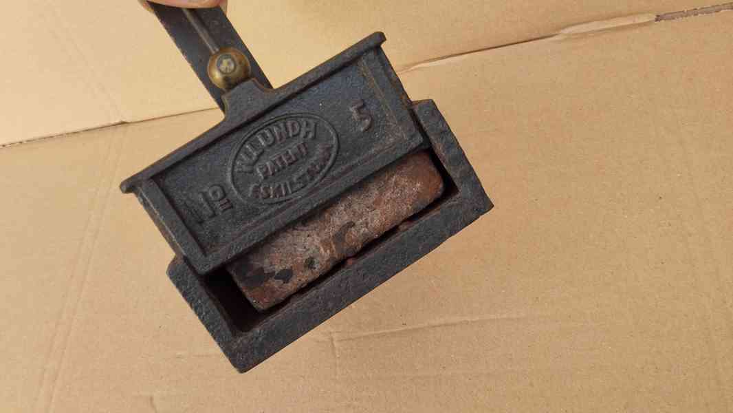 Stará větší žehlička patent W.LUNDH No 5 nahřivacím tělískem - foto 17