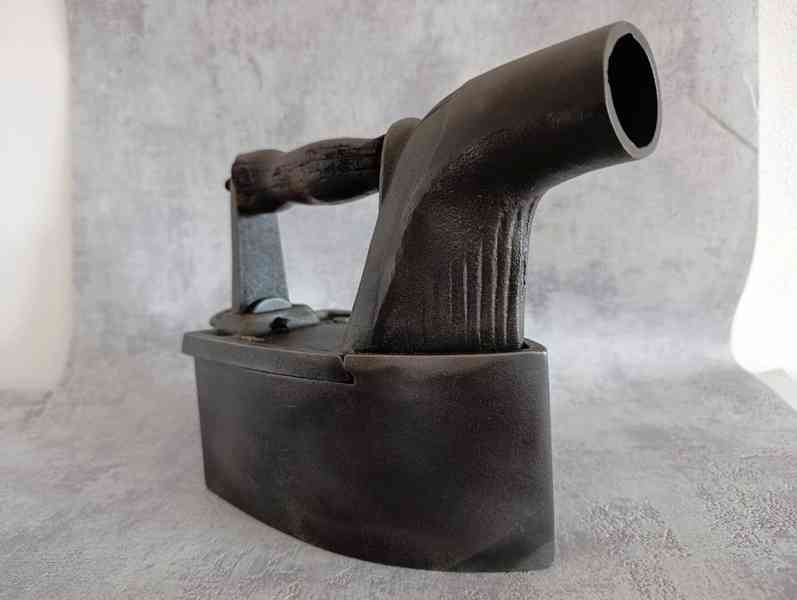 Stará velká orig. atypická žehlička s komínem DO SBÍRKY - foto 13