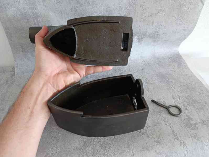 Stará velká orig. atypická žehlička s komínem DO SBÍRKY - foto 10