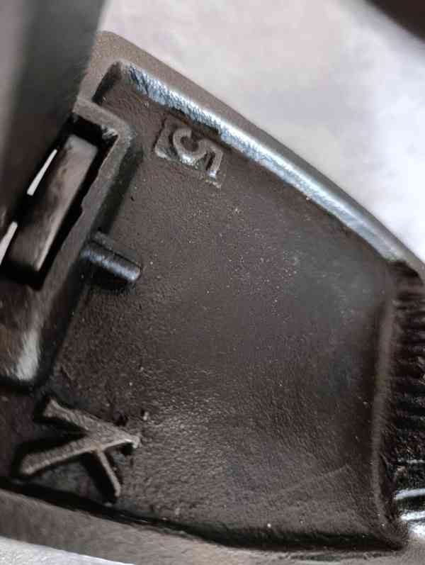 Stará velká orig. atypická žehlička s komínem DO SBÍRKY - foto 14