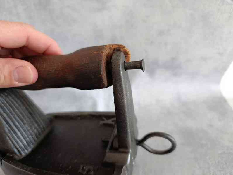 Stará velká orig. atypická žehlička s komínem DO SBÍRKY - foto 8