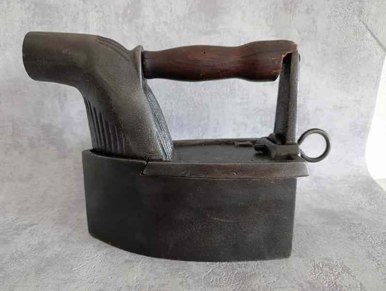 Stará velká orig. atypická žehlička s komínem DO SBÍRKY - foto 2