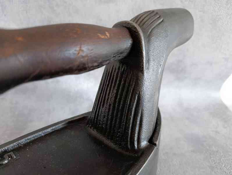 Stará velká orig. atypická žehlička s komínem DO SBÍRKY - foto 7