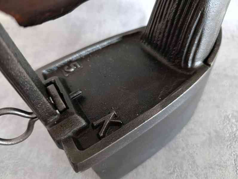 Stará velká orig. atypická žehlička s komínem DO SBÍRKY - foto 4