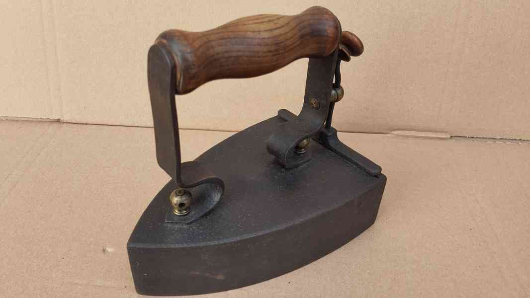 Stará větší žehlička patent W.LUNDH No 5 nahřivacím tělískem - foto 12