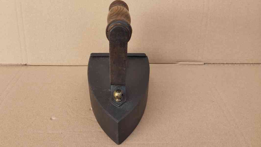 Stará větší žehlička patent W.LUNDH No 5 nahřivacím tělískem - foto 14