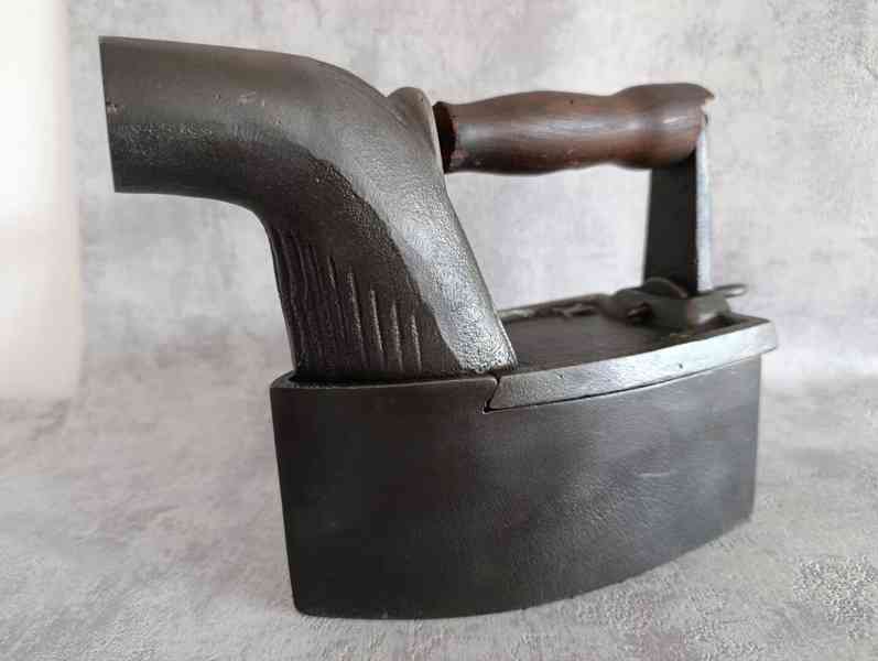 Stará velká orig. atypická žehlička s komínem DO SBÍRKY - foto 15