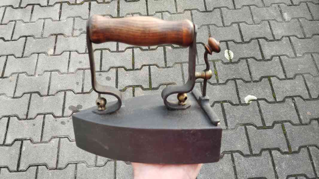 Stará větší žehlička patent W.LUNDH No 5 nahřivacím tělískem - foto 13