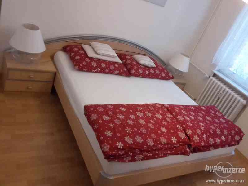 Manželská postel 180x200 s rošty,2 matrace, 2 noční stolky - foto 1