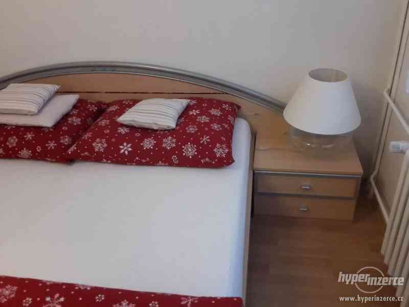 Manželská postel 180x200 s rošty,2 matrace, 2 noční stolky - foto 3