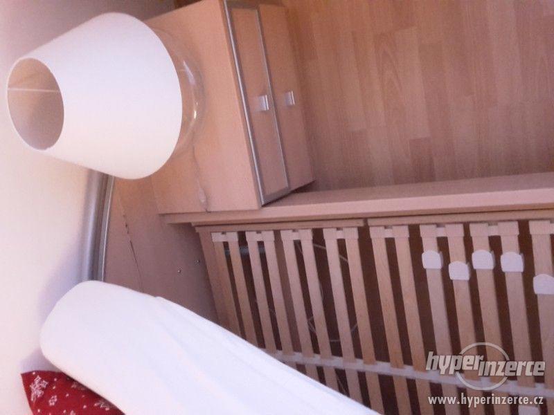 Manželská postel 180x200 s rošty,2 matrace, 2 noční stolky - foto 4