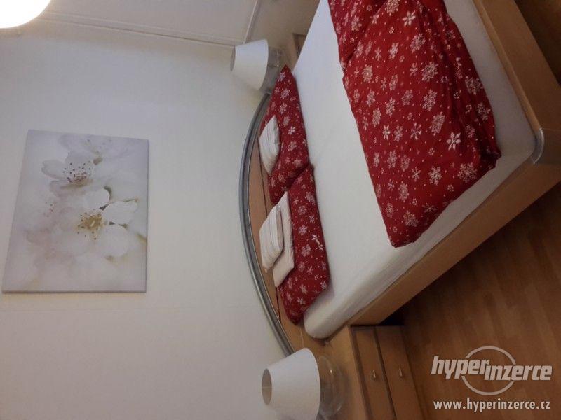 Manželská postel 180x200 s rošty,2 matrace, 2 noční stolky - foto 5