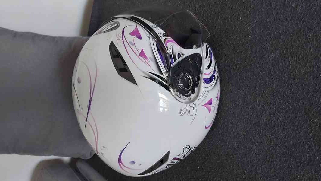 helma na motorku - foto 2